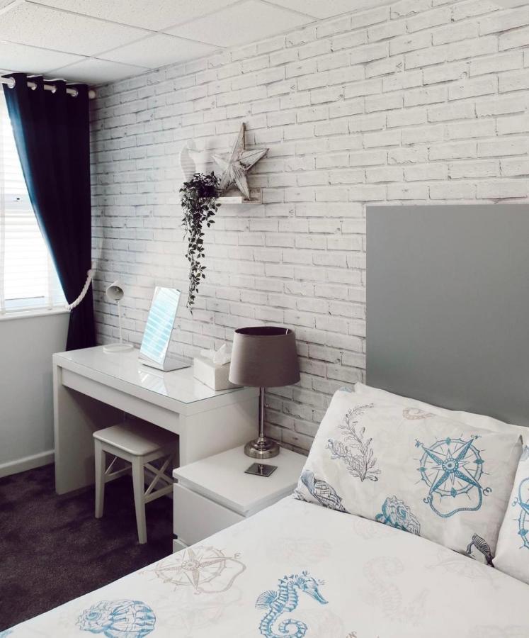 By The Seaside Bed & Breakfast Блекпул Екстериор снимка