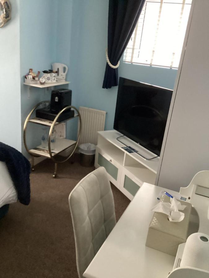 By The Seaside Bed & Breakfast Блекпул Екстериор снимка